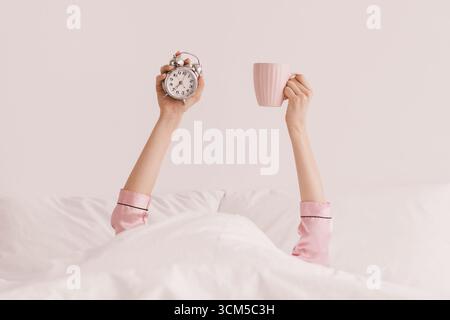 Buongiorno, è ora di lavorare, svegliatevi presto con un caffè fresco e rinvigorente Foto Stock