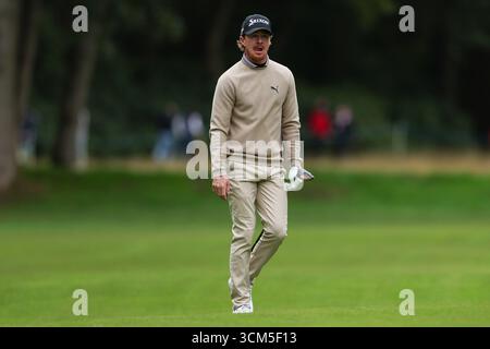 Wentworth Club, Londra, Regno Unito. 14 settembre 2025. Il BMW PGA Championship Final Round; Sean Crocker degli Stati Uniti cammina fino al 17° green Credit: Action Plus Sports/Alamy Live News Foto Stock