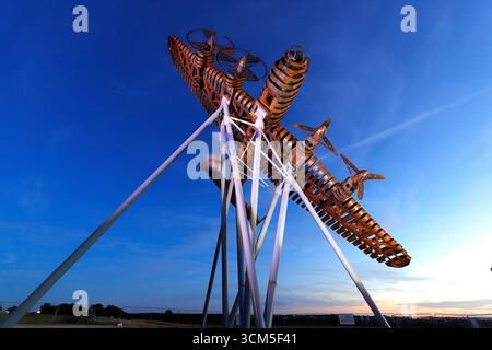 On Freedom's Wings è una scultura Lancaster Bomber a grandezza naturale presso Norton Disney nel Lincolnshire creata da Bomber County Gateway Trust Foto Stock