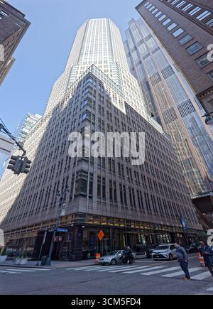 David Childs, Skidmore Owings & Merrill, progettò l'ex Bear Stearns Building. Una torre ottagonale sorge da una base rettangolare a 12 piani. Foto Stock