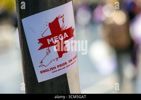 Un adesivo MEGA ( Make England Great Again ) con un messaggio inglese Pride mostrato durante una protesta politica a Londra, nel Regno Unito. Foto Stock