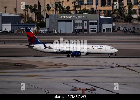 Aeroporto Harry Reid 8-31-2025 Las Vegas NV USA Delta Airlines Boeing 737-900ER N875DN con partenza dalla pista 1R all'aeroporto internazionale Harry Reid Foto Stock