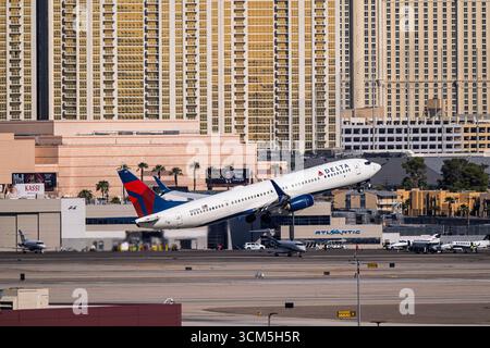 Aeroporto Harry Reid 8-31-2025 Las Vegas NV USA Delta Airlines Boeing 737-900ER N875DN con partenza dalla pista 1R all'aeroporto internazionale Harry Reid Foto Stock