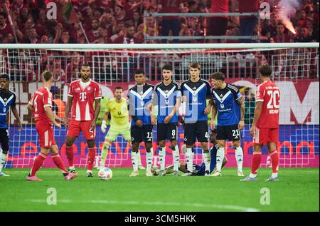 Joshua Kimmich del Bayern München Jonathan Tah del Bayern München Tom Bischof del Bayern München al calcio di punizione contro Ransford Königsdörfer di Amburgo Daniel Elfadli di Amburgo Sebastian Schonlau, HSV 4 Nicolai Remberg di Amburgo nel match FC BAYERN München - HAMBURGER SV 5-0. Il 13 settembre 2025 all'Allianz Arena di München, Germania. Stagione 2026/2026, 1.Bundesliga, FCB, giorno 3, 3.Spieltag fotografo: Peter Schatz - LE NORMATIVE DFL VIETANO QUALSIASI USO DI FOTOGRAFIE come SEQUENZE DI IMMAGINI e/o QUASI-VIDEO - Foto Stock