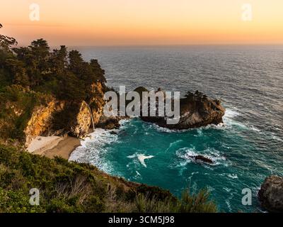 Tramonto a McWay Fall, Julia Pfeiffer Burns State Park, Big Sur, California, Stati Uniti Foto Stock