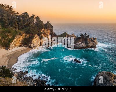 Cascate Sunset McWay, Julia Pfeiffer Burns State Park, Big Sur, California, Stati Uniti Foto Stock