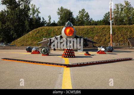 Gli aerei da caccia-bombardiere ad ala variabile Sukhoi su-22 Fitter dell'aeronautica militare polacca partecipano a una giornata mediatica presso la base aerea di Miroslawiec. Foto Stock