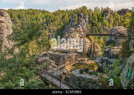 Castello di Neurathen visto dal ponte Bastei, Svizzera sassone, Sassonia, Germania Foto Stock