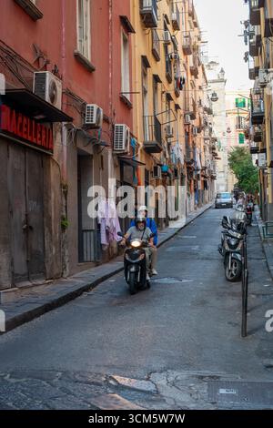 Napoli, Italia - 11 settembre 2025: Un vicolo nel centro storico della città, caratterizzato dalla tipica architettura di edifici in spazi molto stretti. Foto Stock