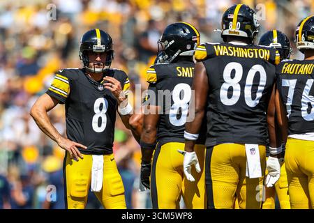 Pittsburgh, Pennsylvania, Stati Uniti. 14 settembre 2025. Il quarterback dei Pittsburgh Steelers AARON RODGERS (8) durante la partita di football tra i Pittsburgh Steelers e i Seattle Seahawks a Pittsburgh, Pennsylvania. (Immagine di credito: © Brent Gudenschwager/ZUMA Press Wire) SOLO PER USO EDITORIALE! Non per USO commerciale! Crediti: ZUMA Press, Inc./Alamy Live News Foto Stock
