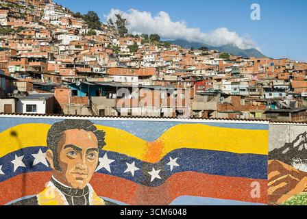 Ritratto di Simon Bolivar su mosaico murale e baraccopoli (barrios), Caracas, Repubblica bolivariana del Venezuela, Sud America Foto Stock