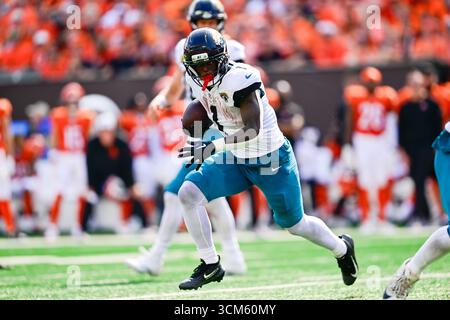 Cincinnati, Ohio, Stati Uniti. 14 settembre 2025. Il running back dei Jacksonville Jaguars Travis Etienne Jr. (1) corre la palla contro i Cincinnati Bengals al Paycor Stadium il 14 settembre 2025 a CINCINNATI, OHIO Credit: Brian Mack/ZUMA Wire/Alamy Live News Foto Stock