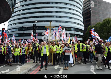 "Unite the Kingdom" di Tommy Robinson marciò per le strade di Londra il 13 settembre 2025 Foto Stock