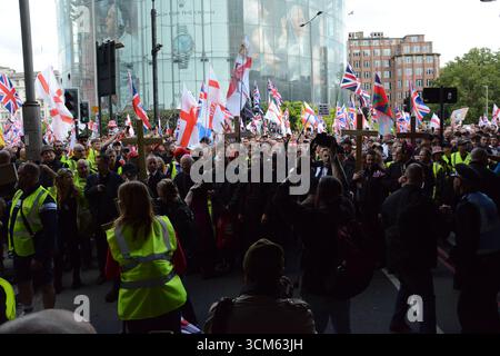 "Unite the Kingdom" di Tommy Robinson marciò per le strade di Londra il 13 settembre 2025 Foto Stock