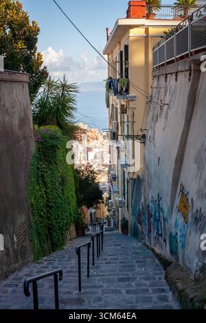 Napoli, edifici e paesaggio urbano. Napoli, Italia - 11 settembre 2025: La caratteristica scalinata Petraio che collega il colle del Vomero al resto della città. Sullo sfondo, una splendida vista panoramica sul Golfo di Napoli. Napoli NA Italia Copyright: XGennaroxLeonardix Foto Stock