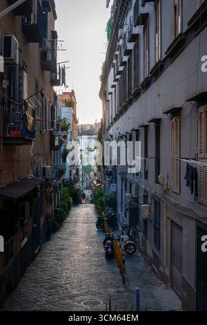 Napoli, edifici e paesaggio urbano. Napoli, Italia - 11 settembre 2025: Un vicolo nel centro storico della città con pavimentazione caratterizzata dall'uso del basolato vesuviano, una pietra vulcanica, e dall'architettura tipica degli edifici in spazi molto limitati. Napoli NA Italia Copyright: XGennaroxLeonardix Foto Stock
