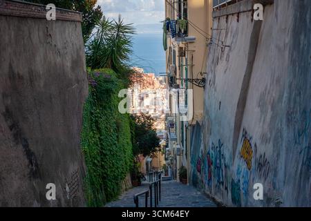Napoli, edifici e paesaggio urbano. Napoli, Italia - 11 settembre 2025: La caratteristica scalinata Petraio che collega il colle del Vomero al resto della città. Sullo sfondo, una splendida vista panoramica sul Golfo di Napoli. Napoli NA Italia Copyright: XGennaroxLeonardix Foto Stock