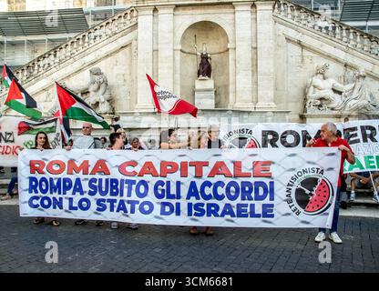 Roma, Italia. 13 settembre 2025. Dimostrazione al Campidoglio per chiedere al Sindaco e al consiglio di rompere gli accordi con Israele e in solidarietà con la Global Sudum Flotilla. (Foto di Patrizia Cortellessa/Pacific Press) crediti: Pacific Press Media Production Corp./Alamy Live News Foto Stock