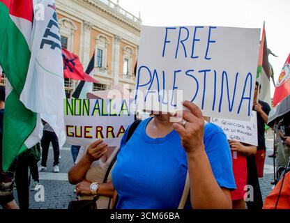Roma, Italia. 13 settembre 2025. Dimostrazione al Campidoglio per chiedere al Sindaco e al consiglio di rompere gli accordi con Israele e in solidarietà con la Global Sudum Flotilla. (Foto di Patrizia Cortellessa/Pacific Press) crediti: Pacific Press Media Production Corp./Alamy Live News Foto Stock