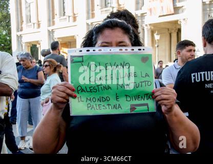 Roma, Italia. 13 settembre 2025. Dimostrazione al Campidoglio per chiedere al Sindaco e al consiglio di rompere gli accordi con Israele e in solidarietà con la Global Sudum Flotilla. (Foto di Patrizia Cortellessa/Pacific Press) crediti: Pacific Press Media Production Corp./Alamy Live News Foto Stock