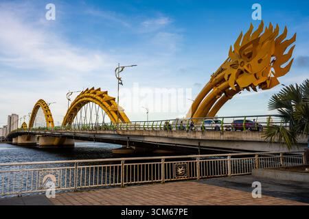Il Ponte del Drago, progettato con una struttura dorata del drago, si estende attraverso il fiume Han a da Nang, Vietnam. Foto Stock