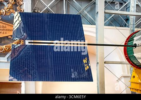 Pannelli per batterie solari per stazioni spaziali orbitali. Foto Stock
