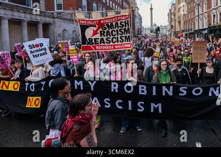 Londra, Regno Unito. 13 settembre 2025. Circa 15.000 anti-razzisti partecipano a una marcia contro il fascismo organizzata da Stand Up to Racism per contro-protesta alla manifestazione Unite the Kingdom guidata dall'attivista di estrema destra Tommy Robinson. Crediti: Mark Kerrison/Alamy Live News Foto Stock
