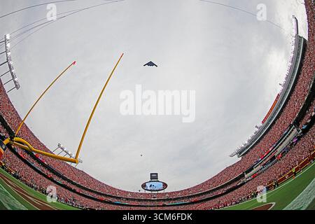Kansas City, Stati Uniti. 14 settembre 2025. Fai un salto furtivo durante l'inno nazionale prima degli Eagles vs The Chiefs all'Arrowhead Stadium di Kansas City, Missouri, domenica 14 settembre 2025. Foto di Jon Robichaud/UPI credito: UPI/Alamy Live News Foto Stock