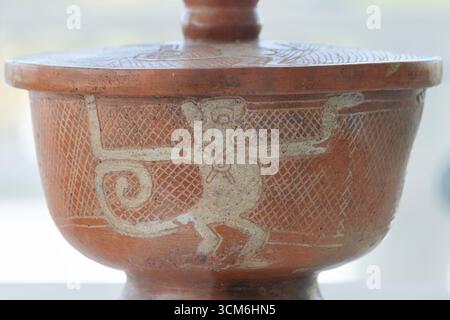 Avvicinati a un antico vaso di ceramica maya con una rappresentazione della scimmia nel museo maya di cancun Foto Stock