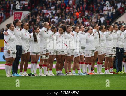 Bristol, Regno Unito. 14 agosto 2025. Red Roses durante gli inni della partita Inghilterra contro Scozia di Coppa del mondo di rugby all'Ashton Gate Stadium. SOLO PER USO EDITORIALE. NON PER USO COMMERCIALE. Bristol, Regno Unito © ️ crediti: Elsie Kibue/Alamy Live News Foto Stock