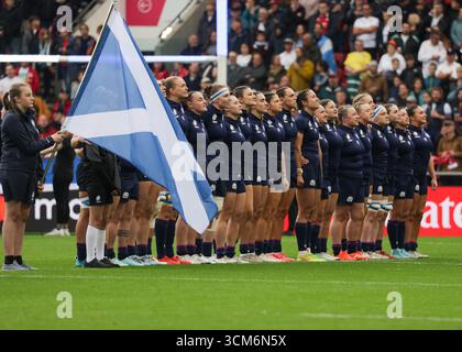 Bristol, Regno Unito. 14 agosto 2025. Squadra scozzese durante gli inni della partita Inghilterra contro Scozia di Coppa del mondo di rugby all'Ashton Gate Stadium. SOLO PER USO EDITORIALE. NON PER USO COMMERCIALE. Bristol, Regno Unito © ️ crediti: Elsie Kibue/Alamy Live News Foto Stock