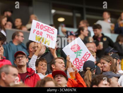 Bristol, Regno Unito. 14 agosto 2025. Giovani tifosi con cartelloni durante la partita di Coppa del mondo di rugby Inghilterra contro Scozia all'Ashton Gate Stadium. SOLO PER USO EDITORIALE. NON PER USO COMMERCIALE. Bristol, Regno Unito © ️ crediti: Elsie Kibue/Alamy Live News Foto Stock