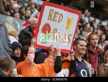 Bristol, Regno Unito. 14 agosto 2025. Giovani tifosi con cartelloni durante la partita di Coppa del mondo di rugby Inghilterra contro Scozia all'Ashton Gate Stadium. SOLO PER USO EDITORIALE. NON PER USO COMMERCIALE. Bristol, Regno Unito © ️ crediti: Elsie Kibue/Alamy Live News Foto Stock