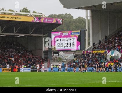 Bristol, Regno Unito. 14 agosto 2025. Presenza di 25.295 tifosi alla partita di Coppa del mondo di rugby Inghilterra contro Scozia all'Ashton Gate Stadium. SOLO PER USO EDITORIALE. NON PER USO COMMERCIALE. Bristol, Regno Unito © ️ crediti: Elsie Kibue/Alamy Live News Foto Stock