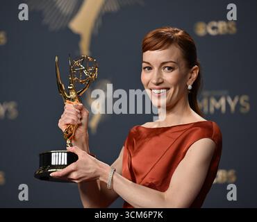 Los Angeles, Stati Uniti. 14 settembre 2025. Britt Lower detiene l'Emmy for Outstanding Supporting Actress in a Drama Series for 'The Pitt', nel backstage durante il 77° Primetime Emmy Awards al Peacock Theater di Los Angeles domenica 14 settembre 2025. Foto di Chris Chew/UPI. Crediti: UPI/Alamy Live News Foto Stock