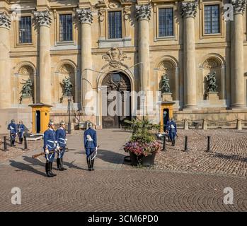 I soldati reali svedesi in divisa blu e caschi d'argento cambiano guardia di fronte al Palazzo reale di Stoccolma in Svezia Foto Stock
