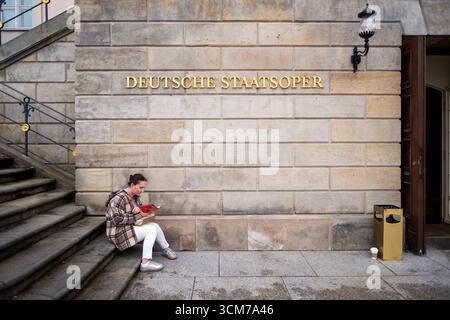 Besucher beim Tag der offenen Tür in der Staatsoper Unter den Linden a Berlino. / Visitatori all'open House dello Staatsoper Unter den Linden di Berlino. Fotografia istantanea/K.M.Krause *** visitatori presso l'open House dello Staatsoper Unter den Linden di Berlino visitatori presso l'open House dello Staatsoper Unter den Linden di Berlino fotografia istantanea K M Krause Foto Stock