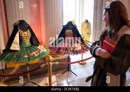 Besucher beim Tag der offenen Tür in der Staatsoper Unter den Linden a Berlino. / Visitatori all'open House dello Staatsoper Unter den Linden di Berlino. Fotografia istantanea/K.M.Krause *** visitatori presso l'open House dello Staatsoper Unter den Linden di Berlino visitatori presso l'open House dello Staatsoper Unter den Linden di Berlino fotografia istantanea K M Krause Foto Stock