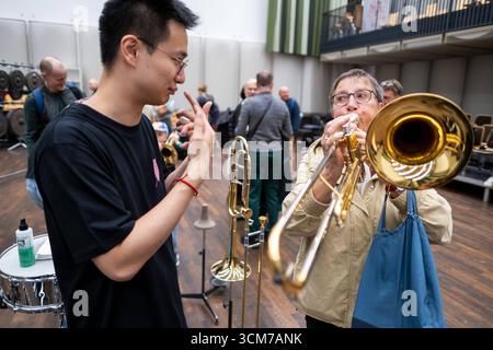 Besucher beim Tag der offenen Tür in der Staatsoper Unter den Linden a Berlino. / Visitatori all'open House dello Staatsoper Unter den Linden di Berlino. Fotografia istantanea/K.M.Krause *** visitatori presso l'open House dello Staatsoper Unter den Linden di Berlino visitatori presso l'open House dello Staatsoper Unter den Linden di Berlino fotografia istantanea K M Krause Foto Stock