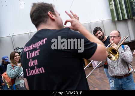 Besucher beim Tag der offenen Tür in der Staatsoper Unter den Linden a Berlino. / Visitatori all'open House dello Staatsoper Unter den Linden di Berlino. Fotografia istantanea/K.M.Krause *** visitatori presso l'open House dello Staatsoper Unter den Linden di Berlino visitatori presso l'open House dello Staatsoper Unter den Linden di Berlino fotografia istantanea K M Krause Foto Stock
