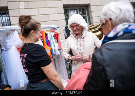Besucher beim Tag der offenen Tür in der Staatsoper Unter den Linden a Berlino. / Visitatori all'open House dello Staatsoper Unter den Linden di Berlino. Fotografia istantanea/K.M.Krause *** visitatori presso l'open House dello Staatsoper Unter den Linden di Berlino visitatori presso l'open House dello Staatsoper Unter den Linden di Berlino fotografia istantanea K M Krause Foto Stock