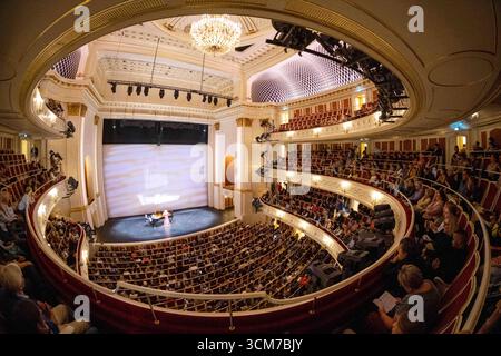 Besucher beim Tag der offenen Tür in der Staatsoper Unter den Linden a Berlino. / Visitatori all'open House dello Staatsoper Unter den Linden di Berlino. Fotografia istantanea/K.M.Krause *** visitatori presso l'open House dello Staatsoper Unter den Linden di Berlino visitatori presso l'open House dello Staatsoper Unter den Linden di Berlino fotografia istantanea K M Krause Foto Stock