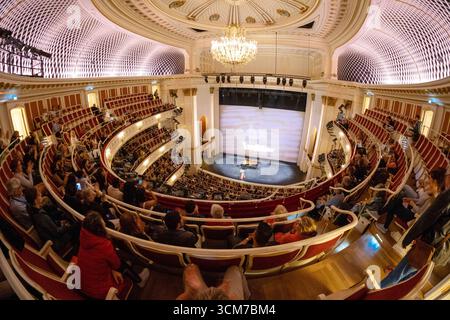 Besucher beim Tag der offenen Tür in der Staatsoper Unter den Linden a Berlino. / Visitatori all'open House dello Staatsoper Unter den Linden di Berlino. Fotografia istantanea/K.M.Krause *** visitatori presso l'open House dello Staatsoper Unter den Linden di Berlino visitatori presso l'open House dello Staatsoper Unter den Linden di Berlino fotografia istantanea K M Krause Foto Stock
