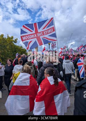 Londra, Regno Unito. 13 settembre 2025. I manifestanti marciano sul ponte di Westminster. Le persone detenevano bandiere dell' Unione e la Croce di San Giorgio durante una marcia unitaria del Regno guidata da Tommy Robinson . (Foto di Thabo Jaiyesimi/SOPA Images/Sipa USA) credito: SIPA USA/Alamy Live News Foto Stock