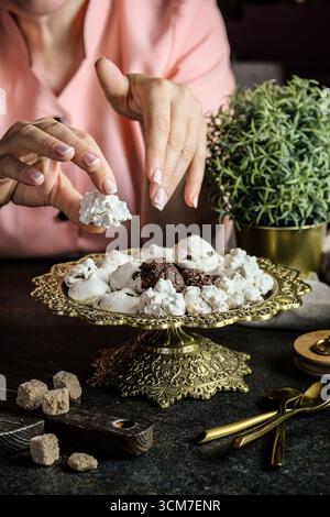 Un'esposizione di dessert squisita e decorata deliziosamente con un tocco elegante Foto Stock