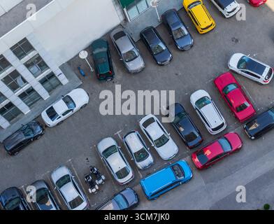 Vista dall'alto del parcheggio affollato Foto Stock