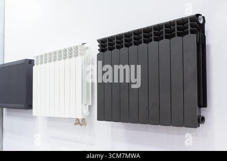 Radiatori sulla vetrina del negozio di ferramenta. Vendita Foto Stock