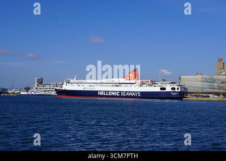 1° gennaio 2024, Pireo, Grecia. Traghetti per auto e passeggeri nel porto Foto Stock