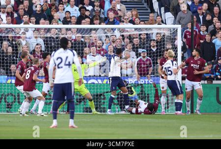 Londra, Regno Unito. 13 settembre 2025. Cristian Romero (TH) segna un gol per gli Spurs, prima di essere respinto nella partita West Ham United contro Tottenham Hotspur EPL, al London Stadium di Londra, Regno Unito il 13 settembre 2025. Crediti: Paul Marriott/Alamy Live News Foto Stock