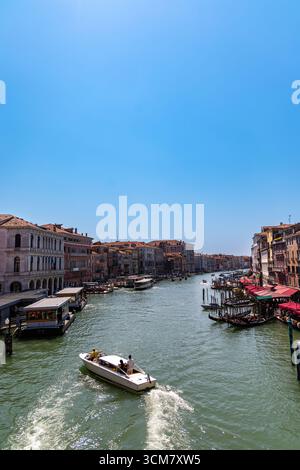 Venezia, Italia, 11 agosto 2025: Canal grande a Venezia con barche e gondole Foto Stock